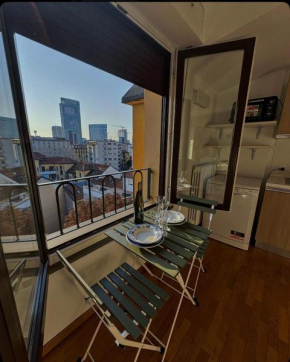 Attico con Balcone in Centro a Milano Isola